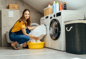 Diferența dintre vitezele de centrifugare la mașinile de spălat – Ghid complet despre performanță, eficiență și alegerea potrivită